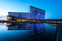 Harpa avec son reflet juste après le coucher du soleil