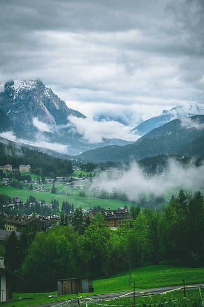 Nebliges Tal in den Dolomiten von michael regeer