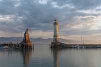 Le phare de Lindau sur le lac de Constance par une belle soirée de fin d'été