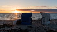 Coucher de soleil sur la plage avec des chaises de plage et vue sur la mer