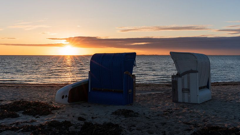 Coucher de soleil sur la plage avec des chaises de plage et vue sur la mer par Jens Sessler