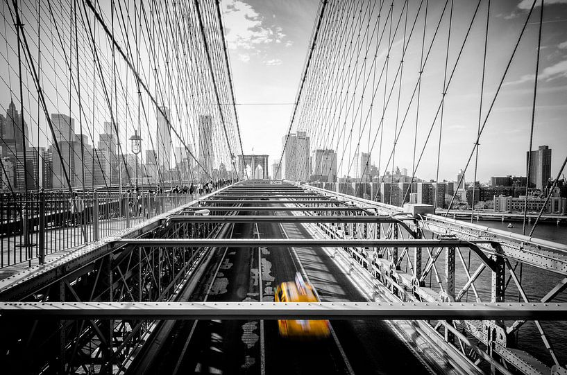 Le taxi jaune de New York sur le pont de Brooklyn par Michael Bollen