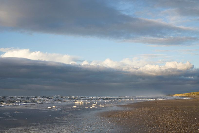 Weiße Schaumköpfe im Wasser  von Barbara Brolsma