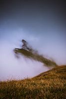 Bergkamm in Nebelschleier gehüllt