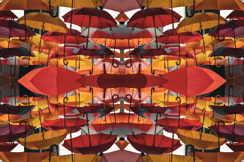 Bunte Symmetrie von Regenschirmen&#039;s von Bas Potman