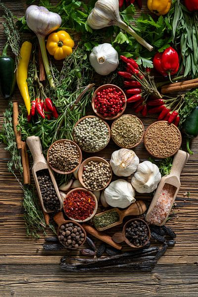 Une variété d'épices colorées avec de l'ail et du piment par Photo Art Thomas Klee