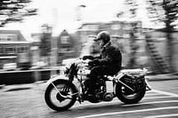 Motorradfahrer auf den Straßen von Harlingen, Friesland