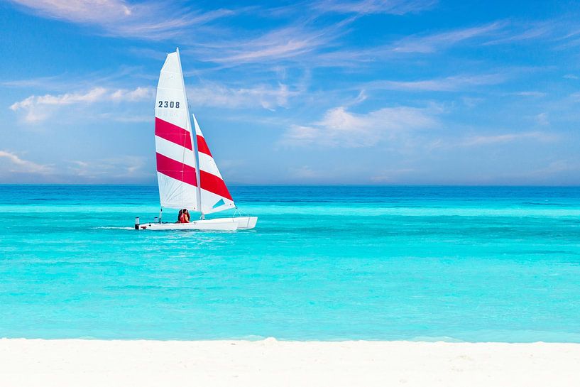 Kleines Segelboot im türkisen Wasser des Indischen Ozean von Tilo Grellmann