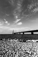 Grote Beltbrug vanaf een kiezelstrandje