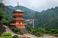 Ein schöner Blick auf die Pagode von Seigantoji und den Nachi no Taki-Wasserfall in Japan.