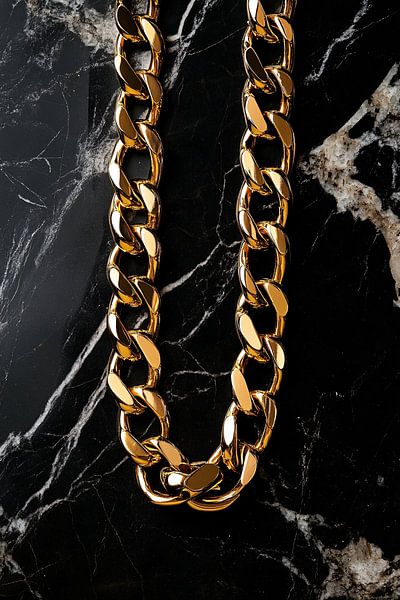 Goldkette auf schwarzem Marmor von Imperial Art House