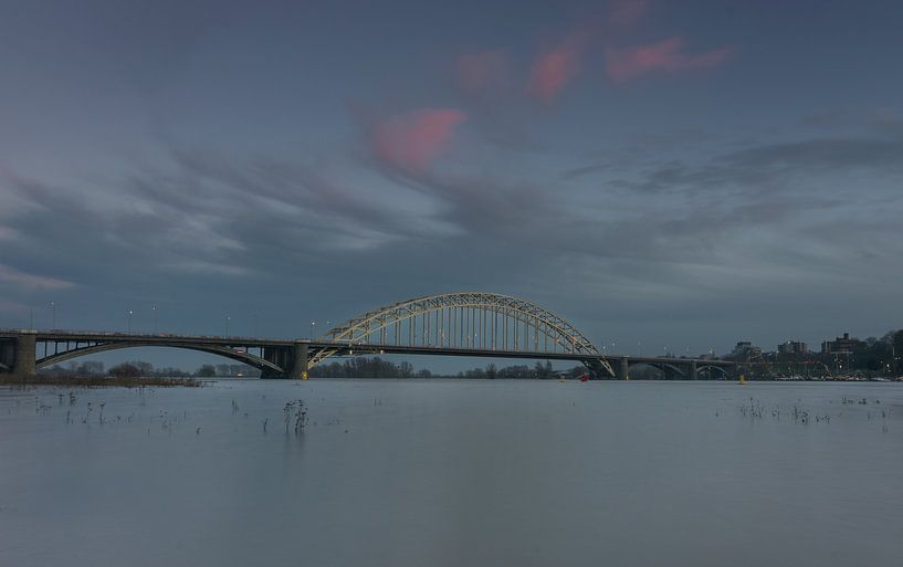 Waalbrücke bei Nijmegen bei Hochwasser von Patrick Verhoef