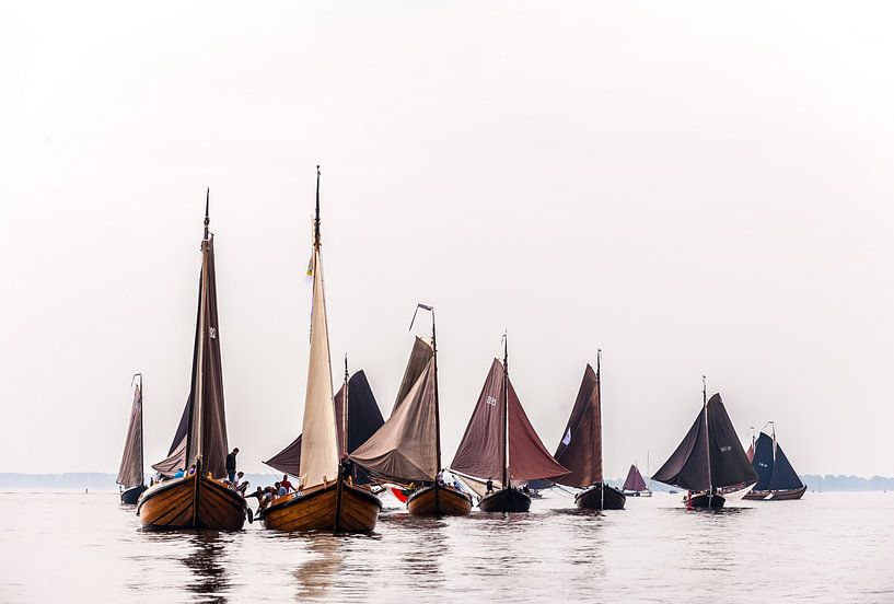 Botters op het water in volle zeilen par Brian Morgan