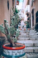 Straße mit Treppe in Taormina auf der Insel Sizilien, Italien