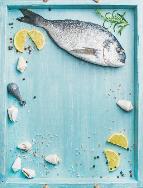 SF12346808 Dorade de mer avec tranches de citron sur plateau turquoise par BeeldigBeeld Food & Lifestyle