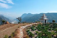 Nepalesischer Sonnenblick auf das Tal während des Trekkings