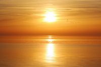 Farbenfroher niederländischer Sonnenuntergang über dem Wattenmeer