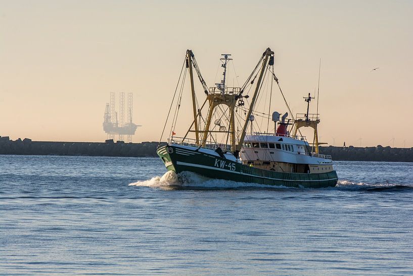 Fischereifahrzeug auf dem Weg nach IJmuiden zwischen den Piers von scheepskijkerhavenfotografie