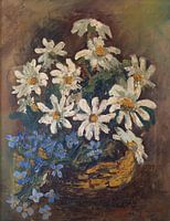 Stilleben mit Gänseblümchen und blauen Blumen in einem Korb.