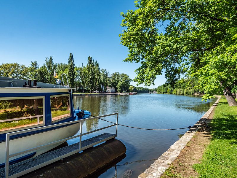 Schiff an der Saale bei Bernburg in Sachsen-Anhalt von Animaflora PicsStock