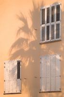 Summer palm shade in the golden hour I Sitges, Barcelona, Spain I Pastel colored house I Spanish arc
