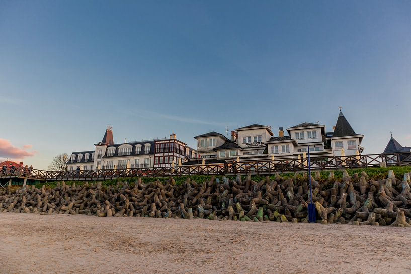 Evening walk along the beach promenade in Mielno by Oliver Hlavaty