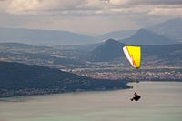 Zweven boven het meer van Annecy