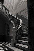 Schwarz-Weiß-Bild einer stattlichen Treppe in Barcelona