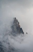 Aiguille du Dru dans les nuages près de Chamonix, France