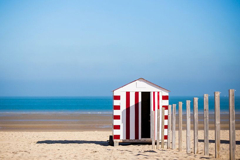 Maison de plage rouge sur la côte belge par Evelien Oerlemans