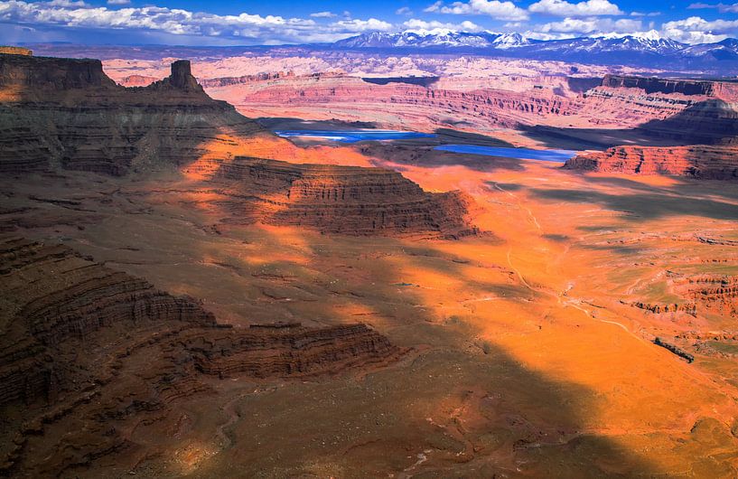 Bleu ciel nuageux sur le parc national de Canyonlands, Utah par Rietje Bulthuis