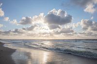 Nordseestrand mit Wolken und Sonnenstrahlen