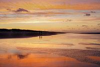 Coucher de soleil sur la plage sur la mer