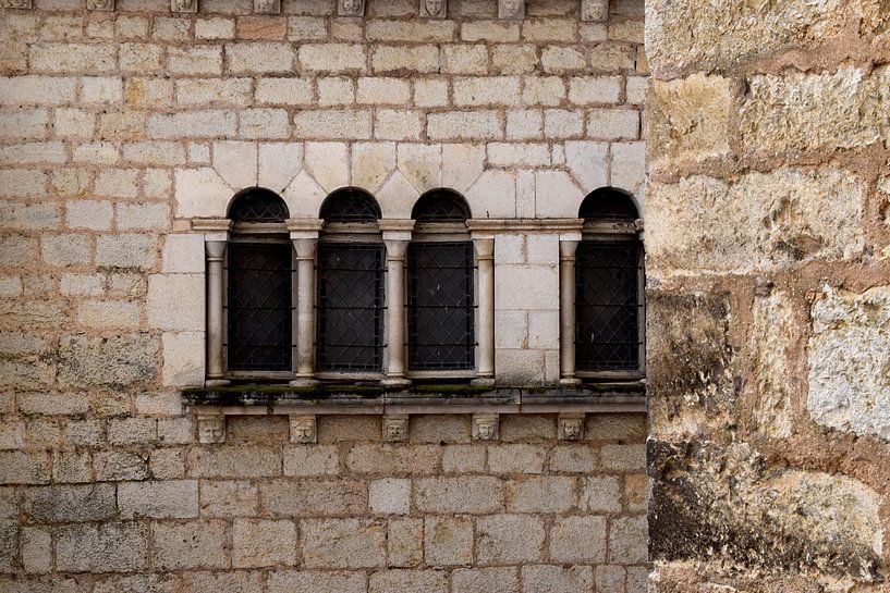 Gros plan sur un mur de grès avec des arcs romans par Studio LE-gals