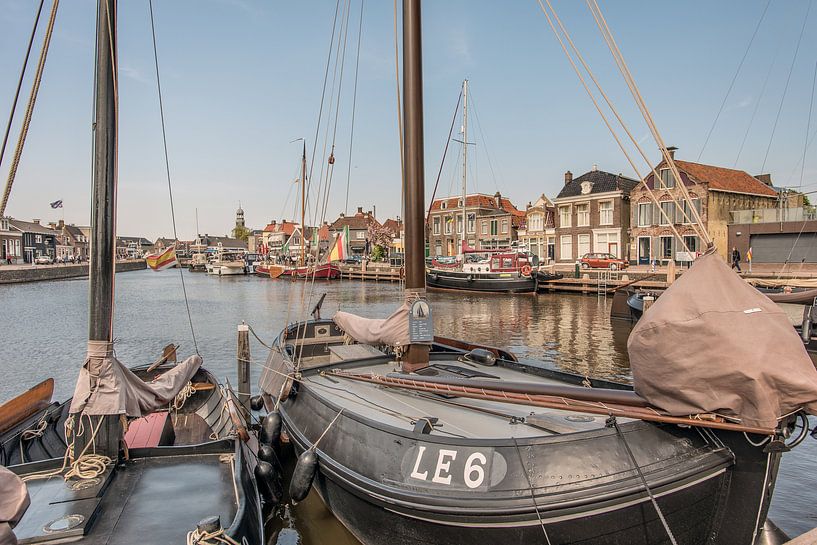 De binnenhaven van Lemmer op een rustige voorjaarsdag von Harrie Muis