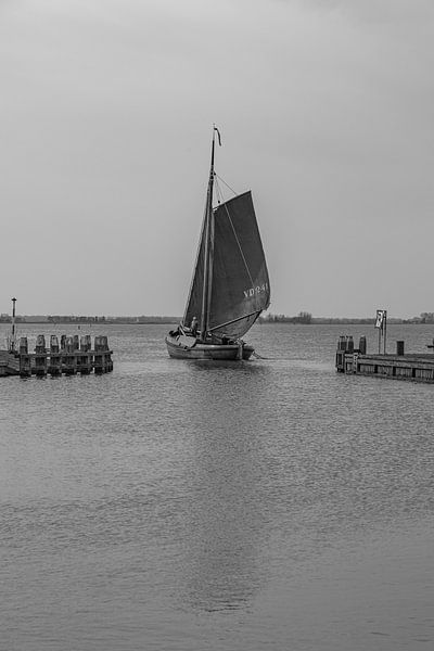 Volendam Kwak verlässt den Hafen. von Jaap van den Berg