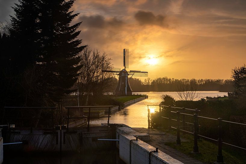 Moulin De Helper sur le lac Paterswoldsemeer par Peter Kuipers