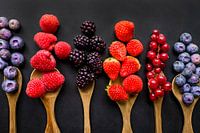 Des fruits colorés sur des louches, des fruits colorés.