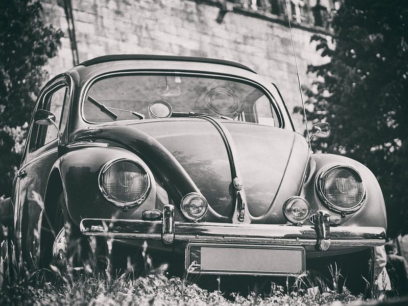 Black and white photograph of a VW beetle by Edith Albuschat