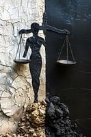 Abstract Justitia tussen Vervallen Muren