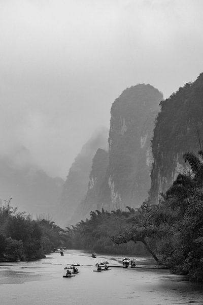 Rivierbootjes in karst landschap van Piedro de Pascale