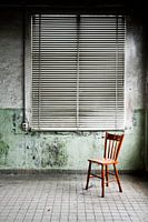 Chaise rouge en milieu urbain