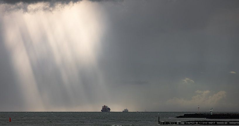 Duistere wolken boven schepen in de verte van Percy's fotografie