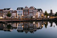 Le Beestenmarkt à Leiden pendant l'heure bleue