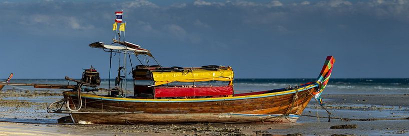 ein Longtailboat am Strand von Koh Ngai bei Sonnenaufgang von Walter G. Allgöwer