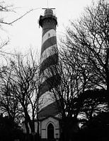Zwart-wit foto van een vuurtoren in Zeeland