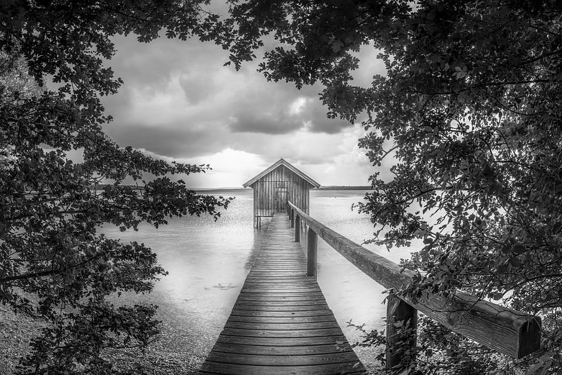 Ponton avec hangar à bateaux sur un lac en Bavière en noir et blanc. par Manfred Voss, Photographie Noir et Blanc