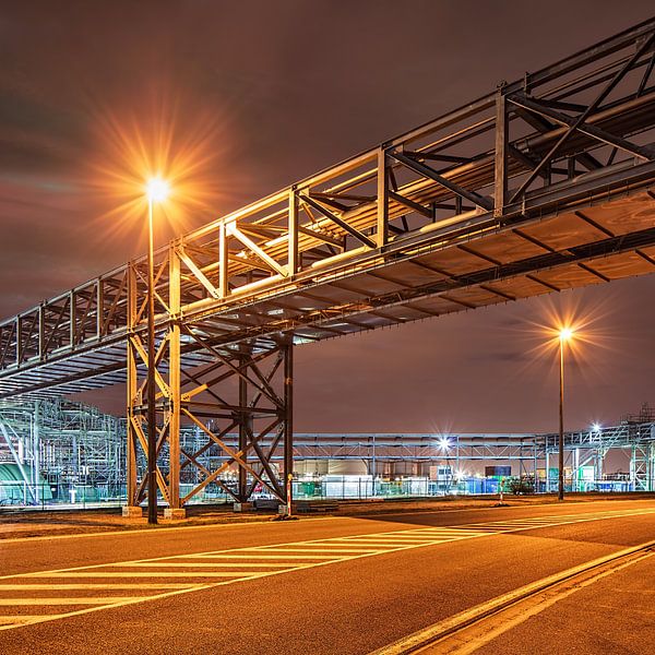 Pipeline Brücke eine Straße im Industriegebiet in der Nacht überquert, Antwerpen von Tony Vingerhoets