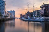 Hamburger Hafencity bei Sonnenuntergang