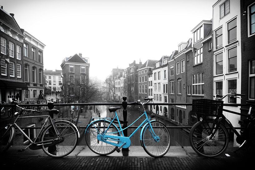 Das blaue Fahrrad auf der Maartensbrug an der Oudegracht in Utrecht von André Blom Fotografie Utrecht